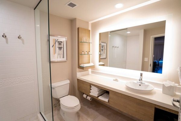 Delta Hotels by Marriott Raleigh Durham at Research Triangle Park — Bathroom