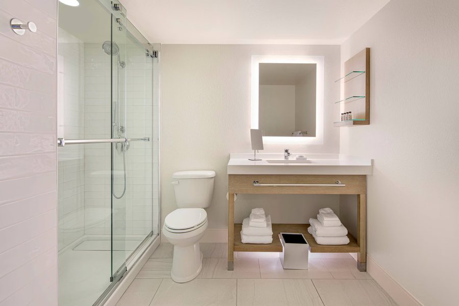 Delta Hotels Daytona Beach Oceanfront — Bathroom