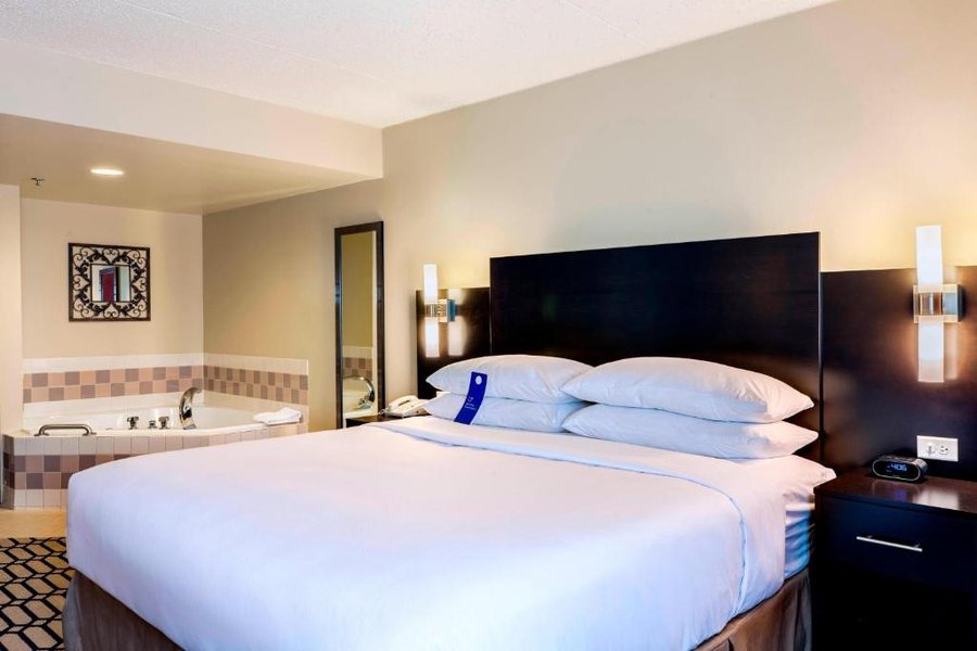 Delta Hotels Fargo — Guest room