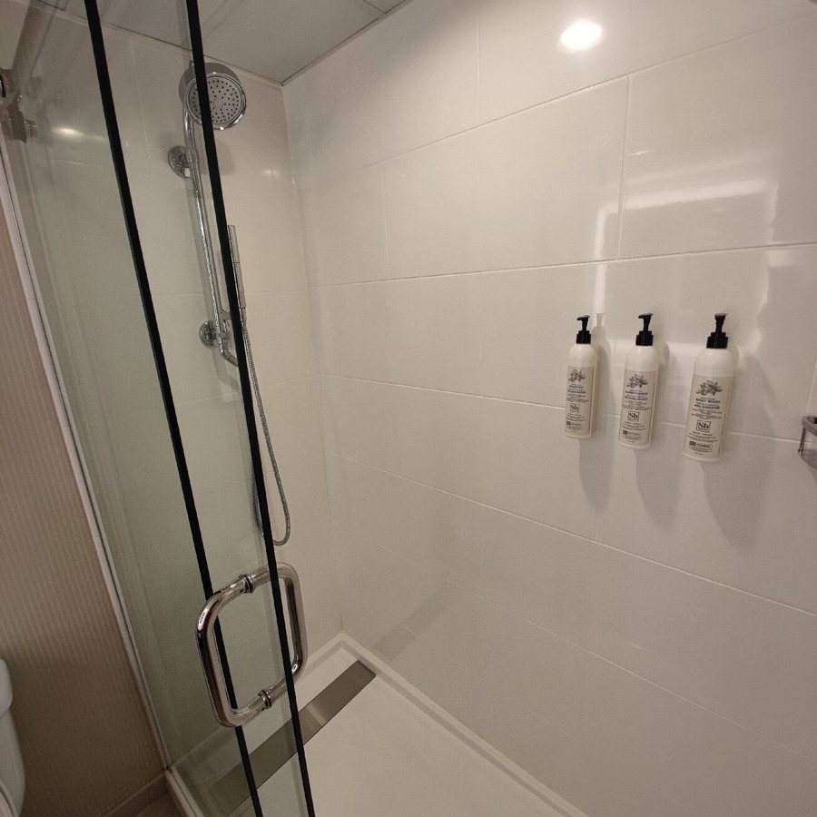 Delta Hotels Green Bay — Bathroom