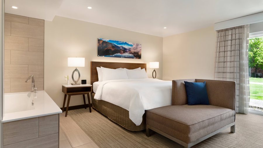 Delta Hotels Helena Colonial — Guest room