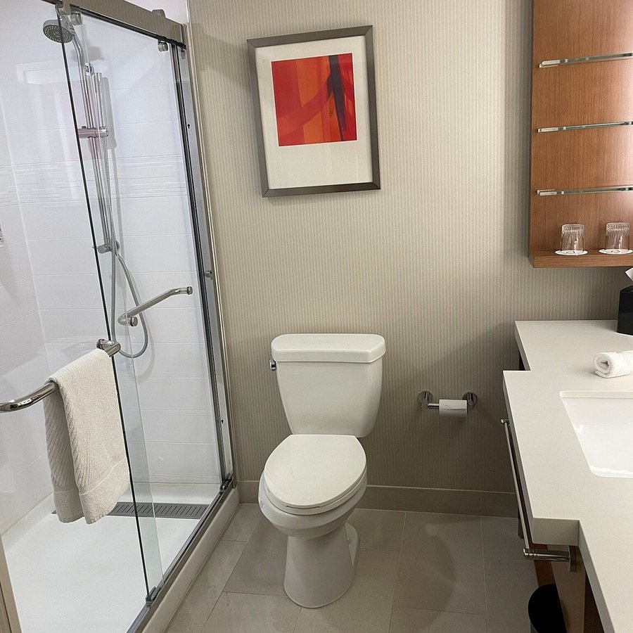Delta Hotels Indianapolis Airport — Bathroom