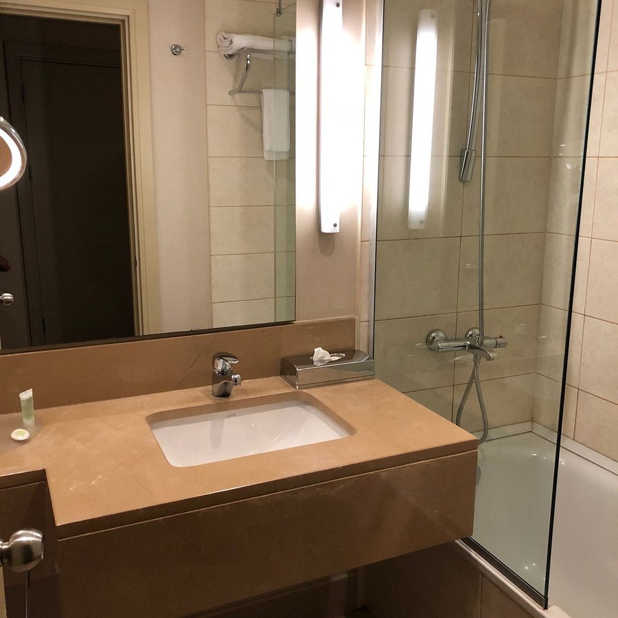 Delta Hotels Istanbul Kagithane Istanbul — Bathroom