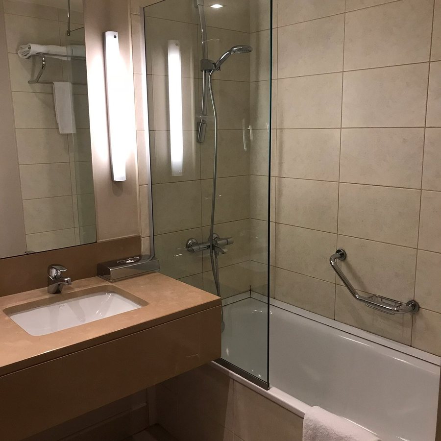 Delta Hotels Istanbul West Istanbul — Bathroom