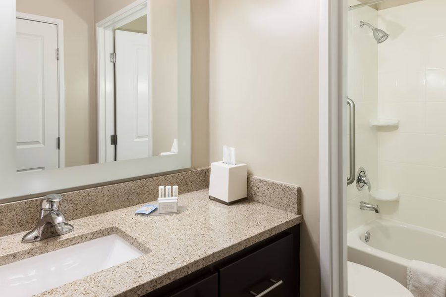 Delta Hotels Little Rock West — Bathroom