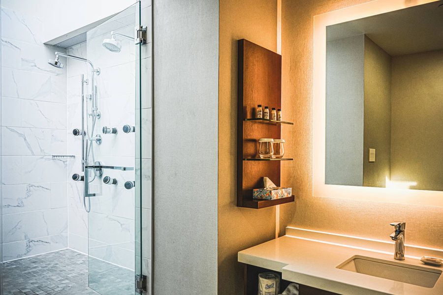 Delta Hotels Marriott Cincinnati Sharonville — Bathroom