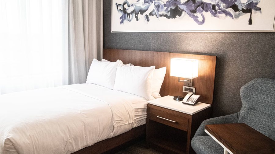 Delta Hotels Marriott Cincinnati Sharonville — Guest room
