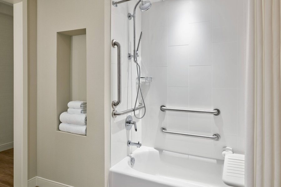 Delta Hotels Muskegon Convention Center — Bathroom