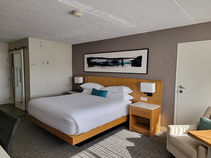 Delta Hotels Muskegon Convention Center — Guest room