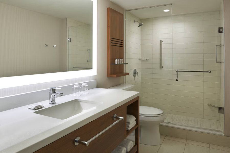 Delta Hotels Ontario Airport — Bathroom