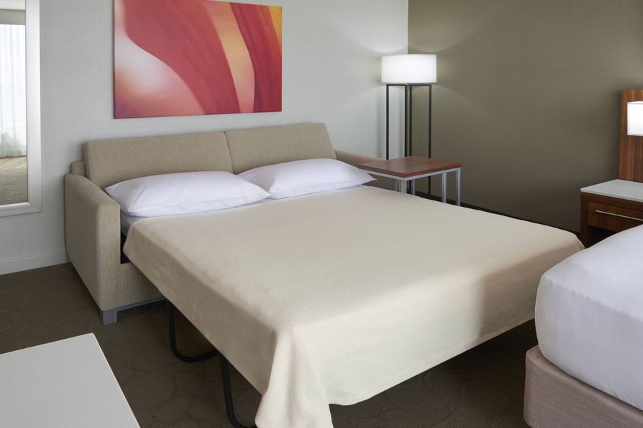 Delta Hotels Ontario Airport — Guest room