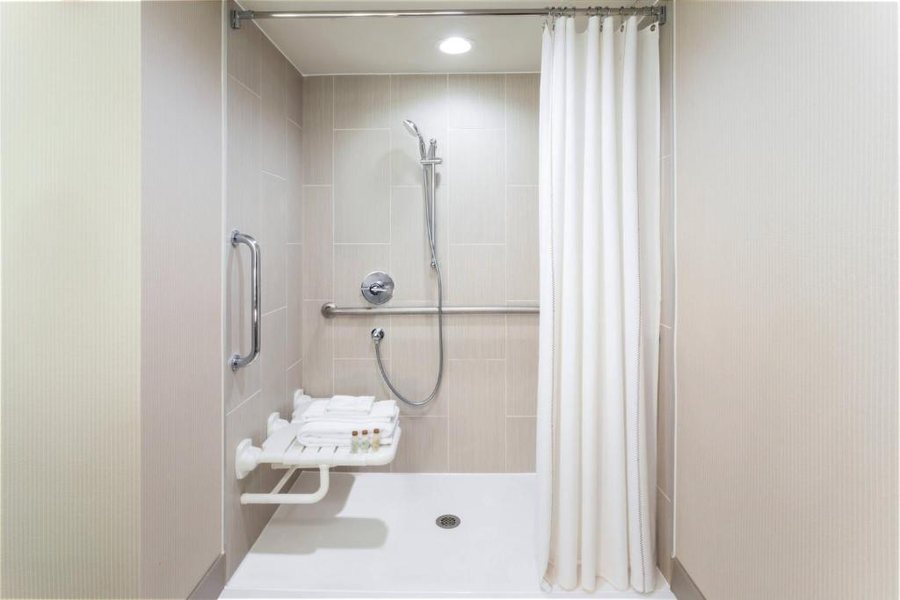 Delta Hotels Philadelphia Airport — Bathroom