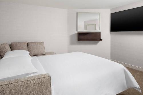 Delta Hotels Philadelphia Airport — Guest room