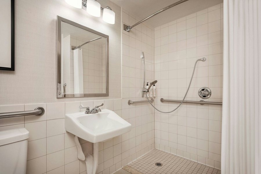 Delta Hotels Phoenix Mesa — Bathroom