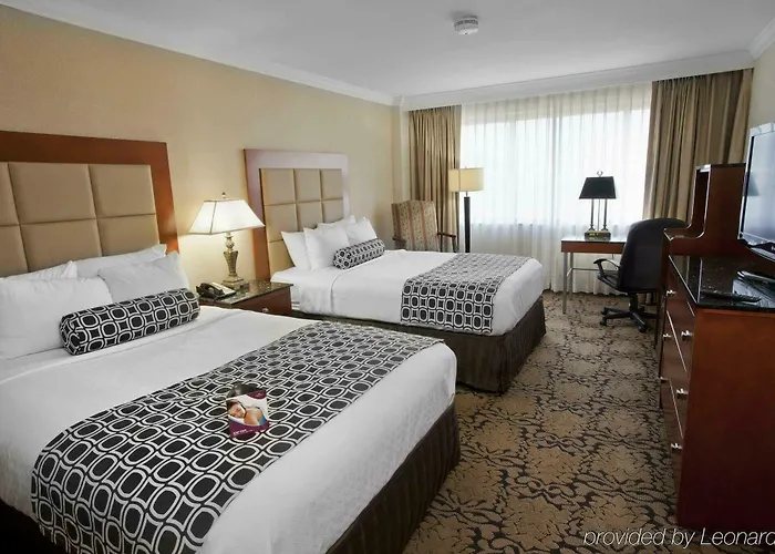 Delta Hotels Richmond Downtown — Guest room