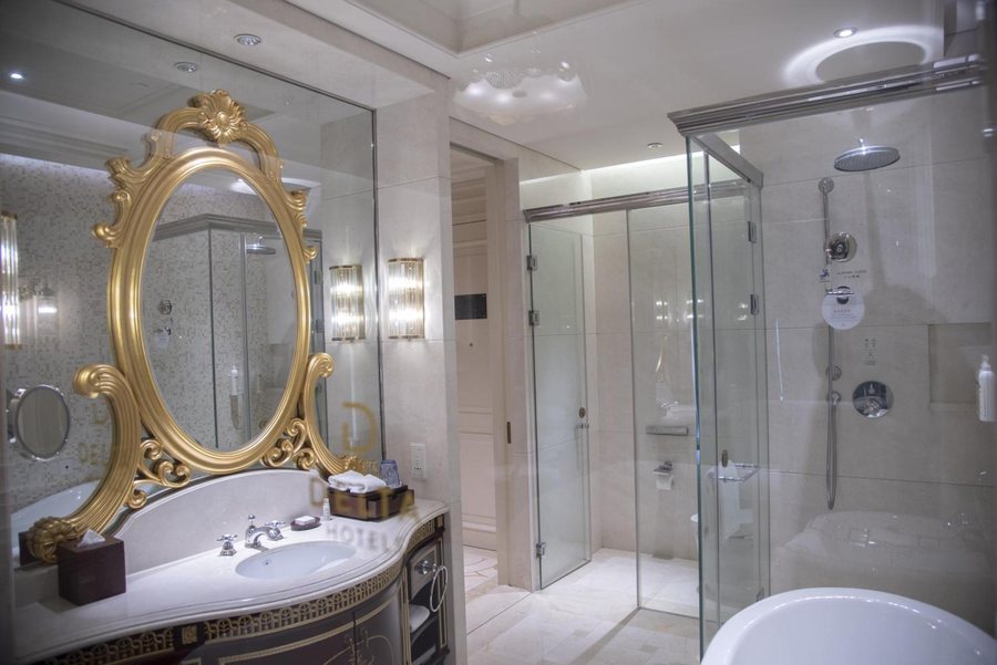 Delta Hotels Shanghai Baoshan — Bathroom