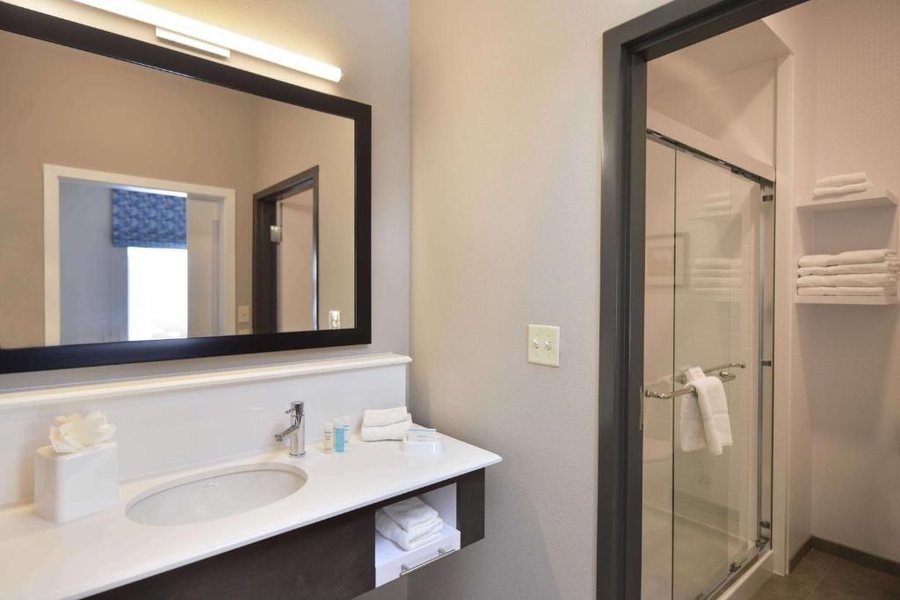 Delton Oaks Resort — Bathroom