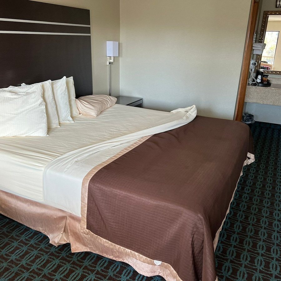 Deluxe Inn Fayetteville — Guest room