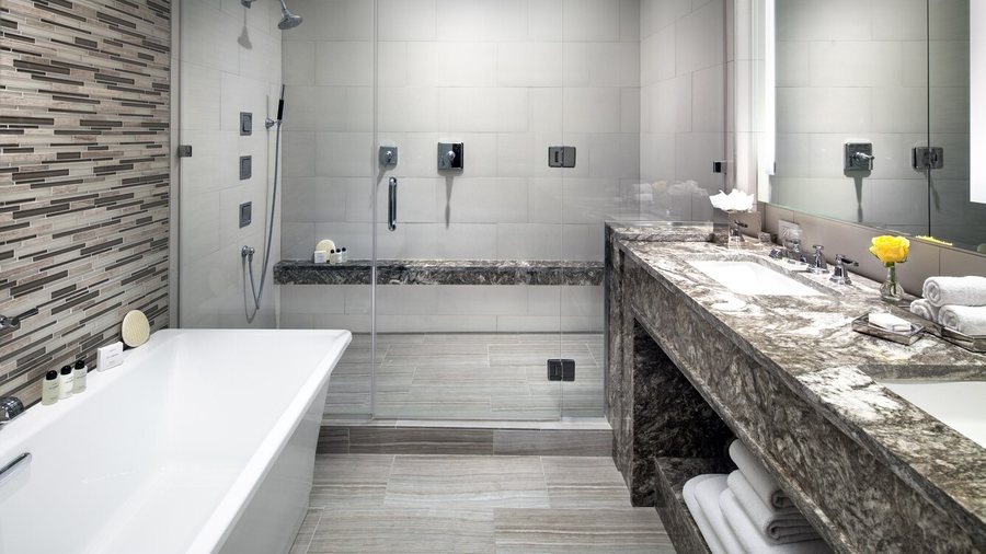 Deluxe Inn San Antonio — Bathroom