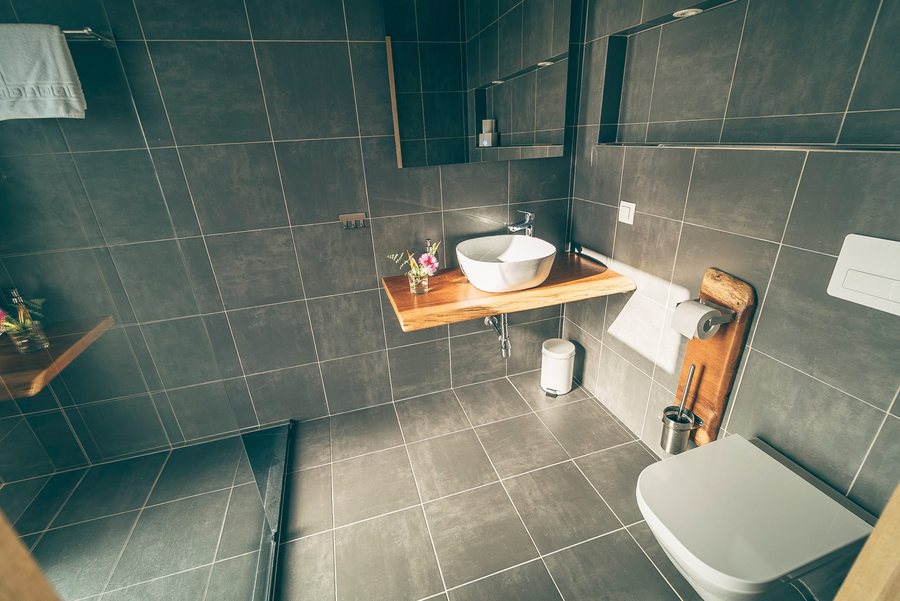 Deluxe Surfhouse Algarve Surfcamp Portugal — Bathroom