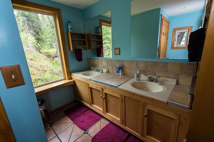 Denali Cabins — Bathroom