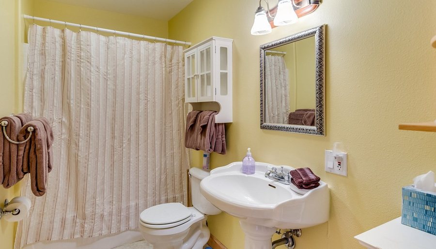 Denali Overlook Inn — Bathroom