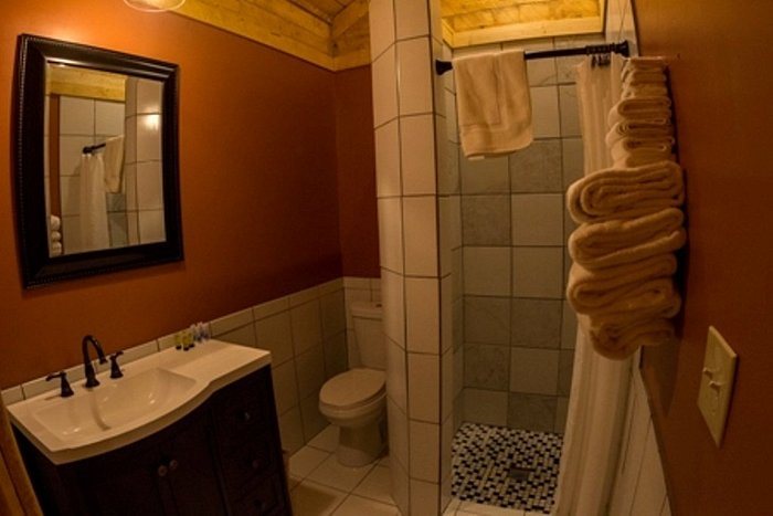 Denali Tri Valley Cabins — Bathroom