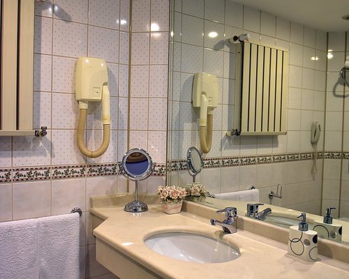 Deniz Hotel Istanbul — Bathroom