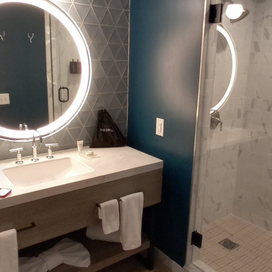 Derby City Gaming Hotel — Bathroom