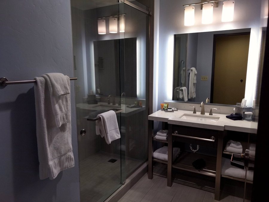 Desert Diamond Casino Hotel — Bathroom