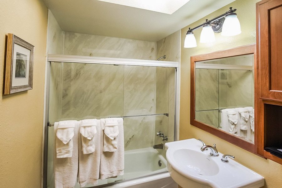 Desert Inn Extended Stay Cathedral City — Bathroom