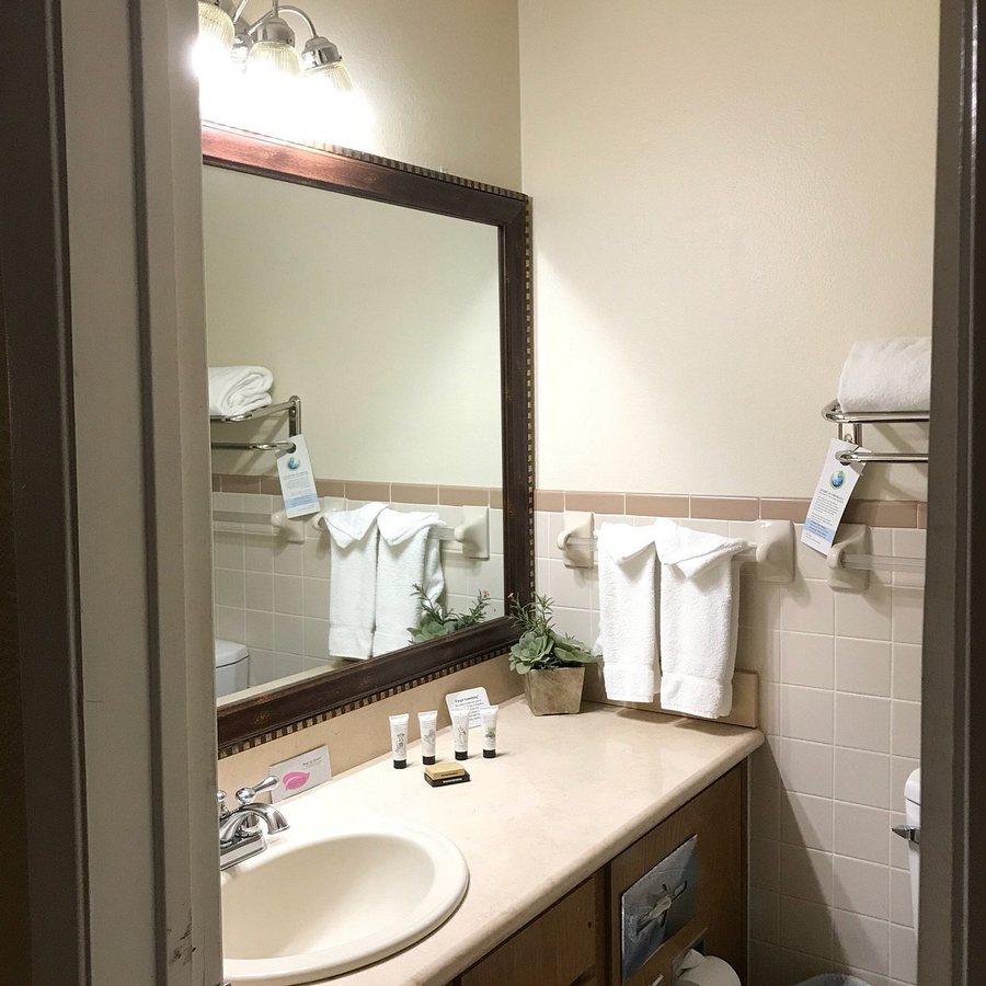 Desert Inn Motel — Bathroom