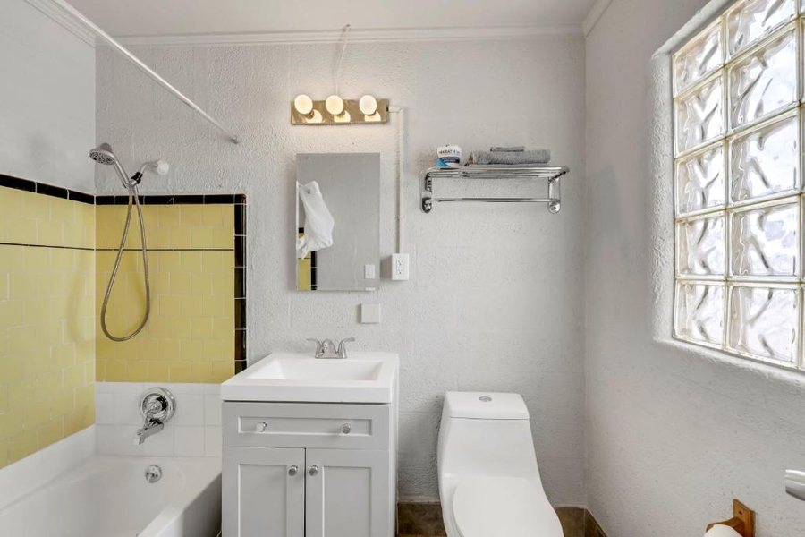 Desert Moon Motel Las Vegas Nevada — Bathroom
