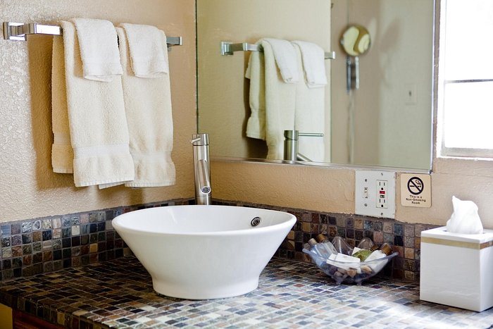 Desert Paradise Gay Men s Resort — Bathroom