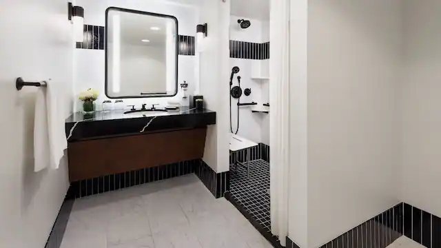 Desmond Hotel — Bathroom