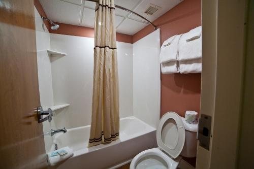 DeSoto Beach Hotel — Bathroom