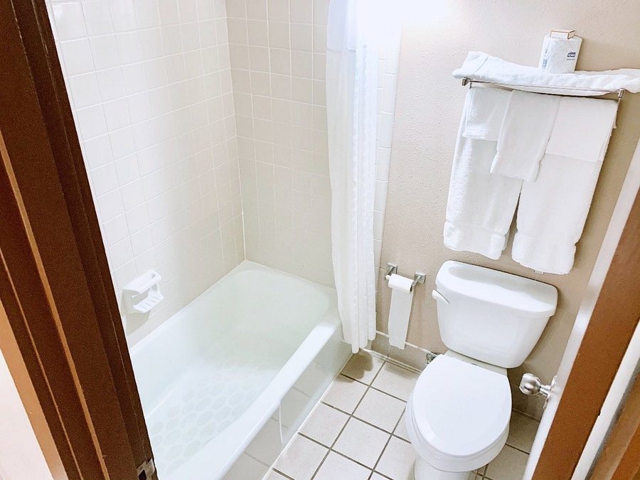 DeSoto State Park Lodge Cabins — Bathroom