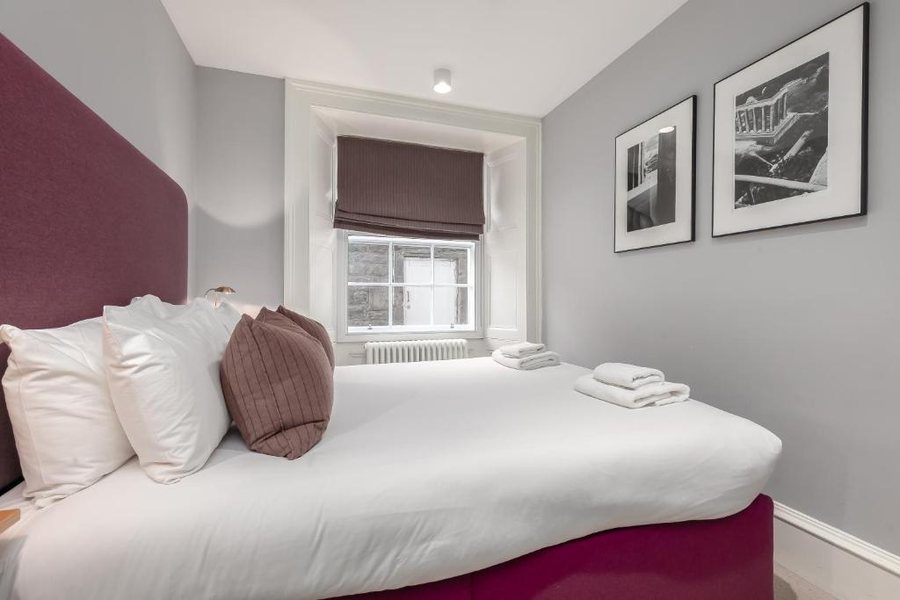 Destiny Scotland Distillers House — Guest room