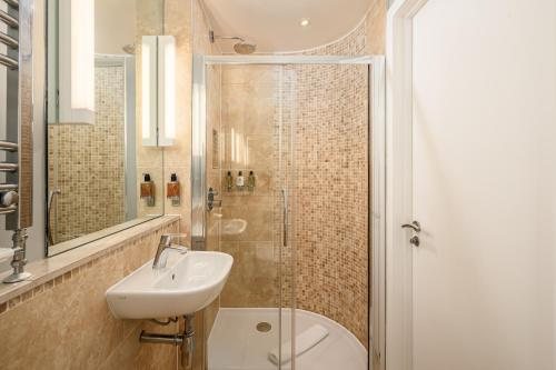 Destiny Scotland St Andrew Square Apartments — Bathroom