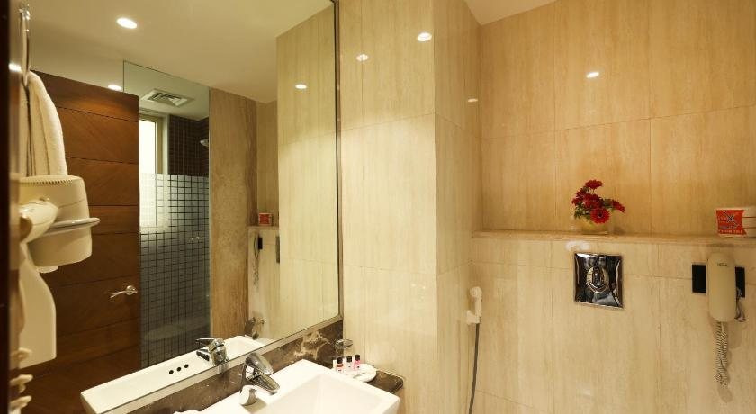 Deventure Sarovar Portico Kapashera — Bathroom