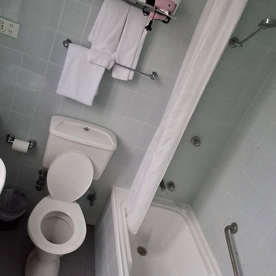 DeVere Hotel — Bathroom