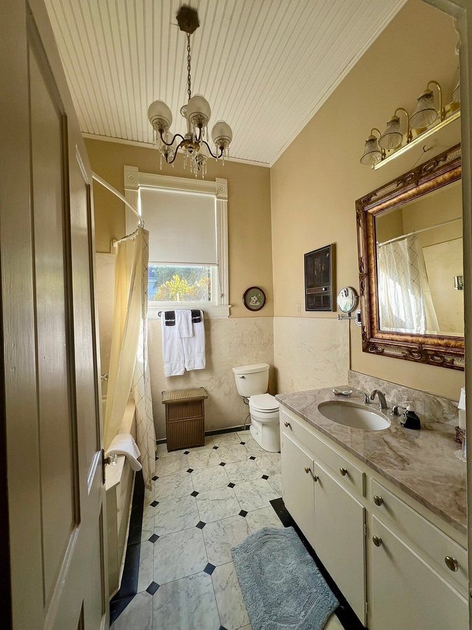 Devereaux Shields House — Bathroom