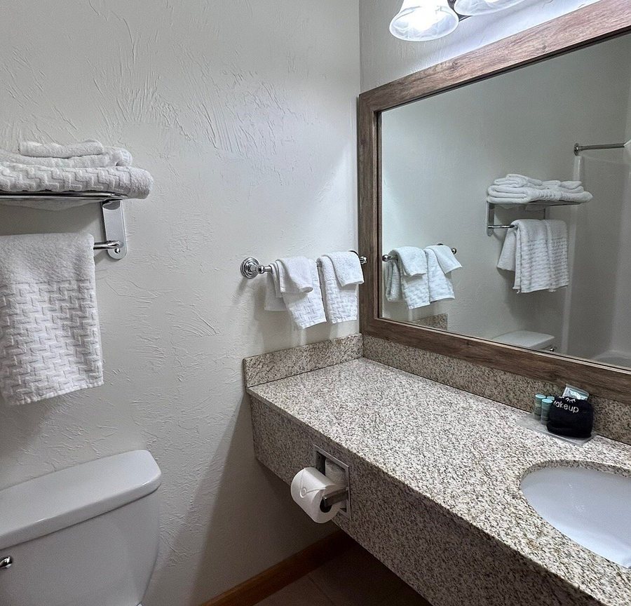 Devils Tower Lodge — Bathroom