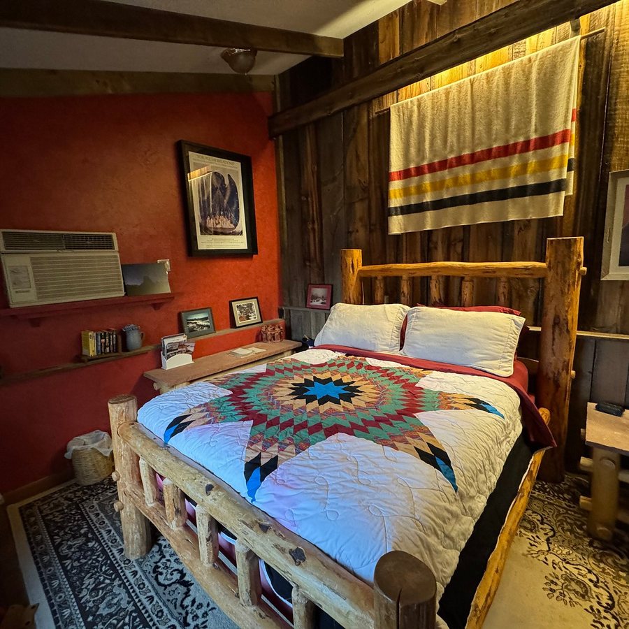 Devils Tower Lodge — Guest room