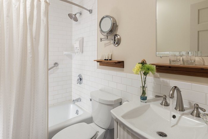 Devonfield Inn — Bathroom
