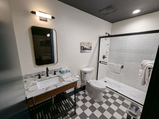 Dew Drop Inn Hotel Lounge — Bathroom
