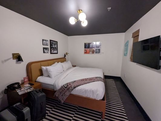 Dew Drop Inn Hotel Lounge — Guest room