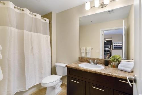 Dharma Home Suites Brickell at One Broadway Miami Florida — Bathroom
