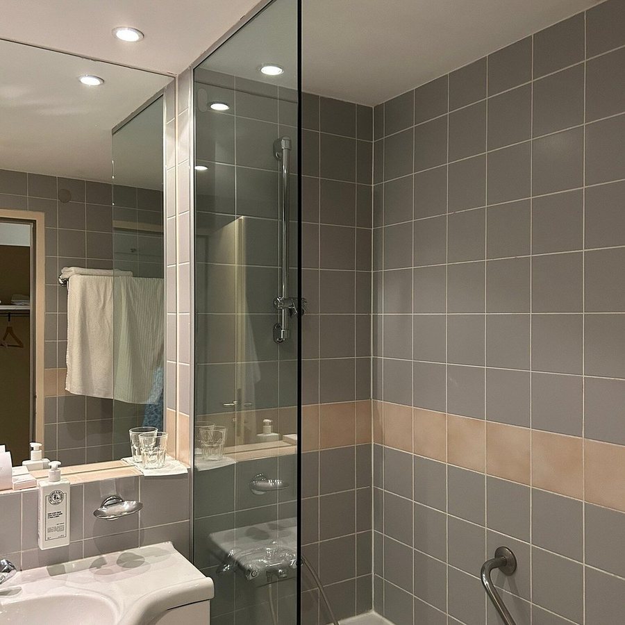 Di Verdi Imperial Hotel — Bathroom