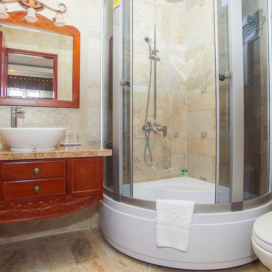 Diamond D Ranch — Bathroom
